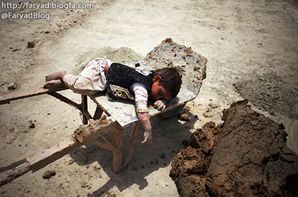 خدایا بعضیها رو از بچگی سخت امتحان میکنی بچگی بزرگ آفریدی