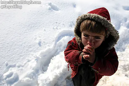 کودکی با پای برهنه بر روی برفها ایستاده بود با او نسبتی داری